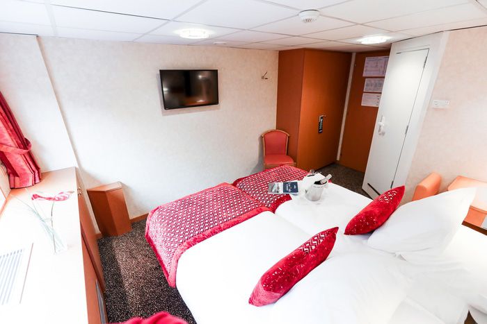Main Deck Adjustable Twin Beds - Cat. C